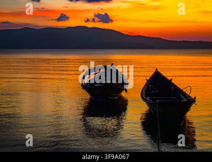 Die Landschaft der Andamanen und Nikobaren ist ein tropisches Paradies mit üppigen grünen Regenwäldern, schroffen Hügeln, weißen Sandstränden und klarem türkisfarbenem Wasser. Stockfoto