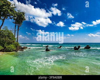 Die Landschaft der Andamanen und Nikobaren ist ein tropisches Paradies mit üppigen grünen Regenwäldern, schroffen Hügeln, weißen Sandstränden und klarem türkisfarbenem Wasser. Stockfoto