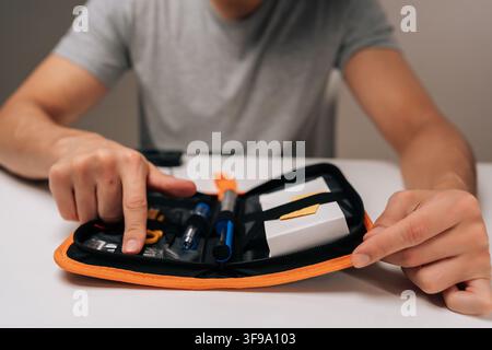 Hände prüfen ein Lötkolben-Set mit kleinem Schaltkreis und bereiten eine präzise elektronische Reparatur oder Montage mit offenem Werkzeugkasten aus Komponenten und Handwerkzeugen vor Stockfoto