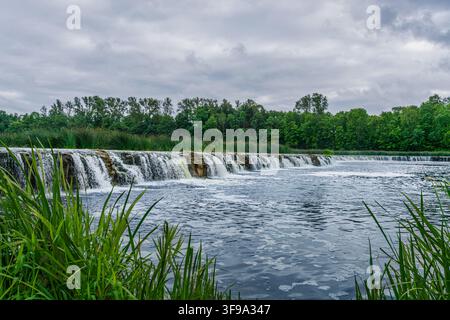 Der Venta Rapid (Ventas Rumba) in Kuldīga, Lettland. Er gilt als der breiteste Wasserfall Europas Stockfoto