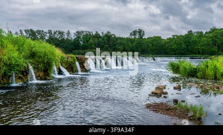Der Venta Rapid (Ventas Rumba) in Kuldīga, Lettland. Er gilt als der breiteste Wasserfall Europas Stockfoto