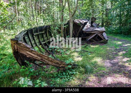 Das Skelett eines alten, verwitterten Holzbootes auf dem historischen Bootsfriedhof von Mazirbe an der lettischen Ostseeküste. Stockfoto