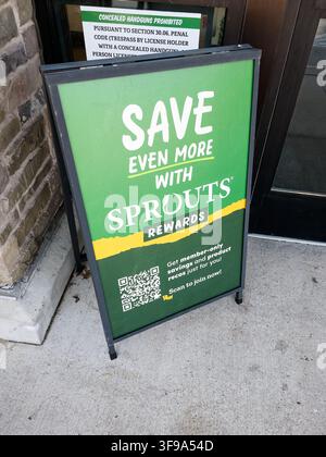 ADDISSON, TX, USA - 26. JULI 2026: Ein Werbeschild für Sprouts Rewards wird in der Nähe des Eingangs eines Ladens angezeigt. Das Schild betont Einsparungen und m Stockfoto