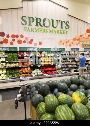 ADDISSON, TX, USA - 26. JULI 2026: Im Sprouts Farmers Market wird eine Vielzahl von Bio-Obst und -Gemüse präsentiert. Sprouts ist bekannt für das Angebot Stockfoto
