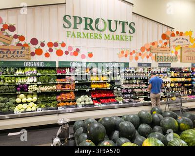 ADDISSON, TX, USA - 26. JULI 2026: Ein Gang im Sprouts Farmers Market zeigt eine Vielzahl von Bio-Gemüse. Die Auslage umfasst Brokkoli, carro Stockfoto