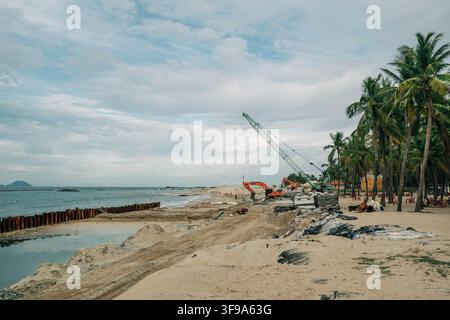Nha Trang Vietnam. Baustelle an der Küste mit Kränen und Baggern an einem tropischen Strand am 8. August 2026. Stockfoto
