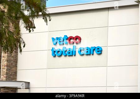 DALLAS, TX, USA - 30. JULI 2026: Vetco Total Care-Schild, das an der Außenwand eines Gebäudes angebracht ist. Vetco bietet tierärztliche Dienstleistungen und Tiergesundheit c Stockfoto