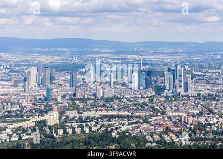 Frankfurter Skyline aus der Luft, Luftbild von Wolkenkratzern mit Banken in Frankfurt, Deutschland Stockfoto