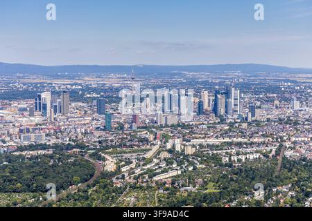 Frankfurter Skyline aus der Luft, Luftbild von Wolkenkratzern mit Banken in Frankfurt, Deutschland Stockfoto