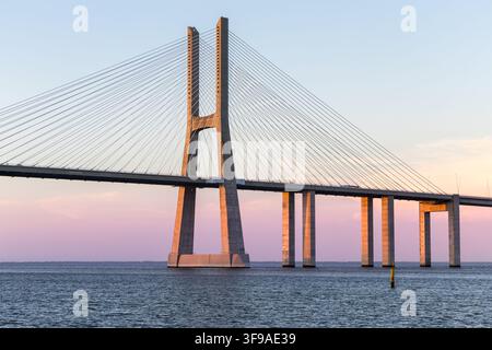 Europas längste Brücke, die Hohlkasten-Flügelklappbrücke Ponte Vasco da Gama über den Fluss Tejo, Wahrzeichen in Lissabon, Portugal Stockfoto