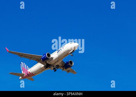 Zaventem, Belgien, 12. August 2026. Eine niedrig angelegte Aufnahme eines kommerziellen Airbus A320neo-Flugzeugs der griechischen Fluggesellschaft SKY express, das hoch in der Luft fliegt Stockfoto