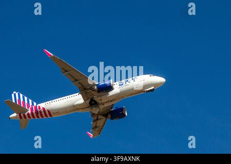Zaventem, Belgien, 12. August 2026. Eine niedrig angelegte Aufnahme eines kommerziellen Airbus A320neo-Flugzeugs der griechischen Fluggesellschaft SKY express, das hoch in der Luft fliegt Stockfoto