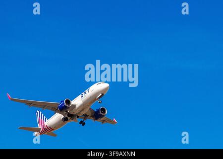 Zaventem, Belgien, 12. August 2026. Eine niedrig angelegte Aufnahme eines kommerziellen Airbus A320neo-Flugzeugs der griechischen Fluggesellschaft SKY express, das hoch in der Luft fliegt Stockfoto