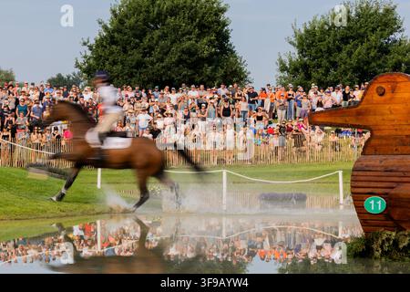 Aachen, Deutschland. 15. Aug., 2026. Reitsport, Weltmeisterschaften, Vielseitigkeit, Geländelauf, Einzel- und Mannschaftswettbewerbe. Zuschauer beobachten den Wettkampf. Credit: Rolf Vennenbernd/dpa/Alamy Live News Stockfoto