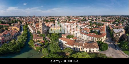 Panoramablick auf Padua, Italien, von oben, der das historische Stadtzentrum, mittelalterliche Architektur, malerische Kanäle und Terracotta-Dächer zeigt Stockfoto