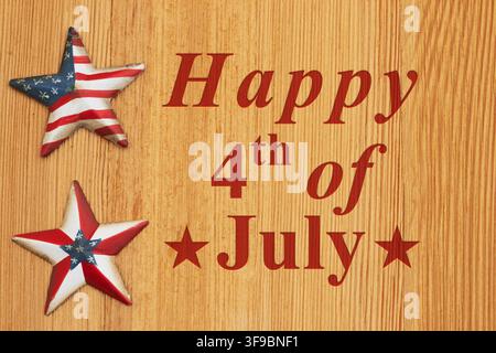Fröhliche 4. Juli-Botschaft mit retrofarbenem USA-Rand in rot und blau mit Sternen auf Holz für die Feiertagsfeier Stockfoto