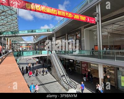 Einkaufszentrum Liverpool One an einem sonnigen Nachmittag. Stockfoto