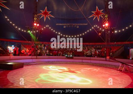 Zippos Circus-Ring beleuchtet vor einer Vorstellung im Zippos Circus auf dem Peckham Rye Common in London, 13. September 2014. Stockfoto