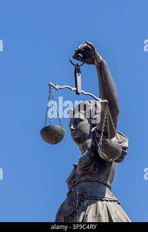 Historische Statue der Justizdame - Justitia - in Frankfurt mit Skala und Schwert Stockfoto
