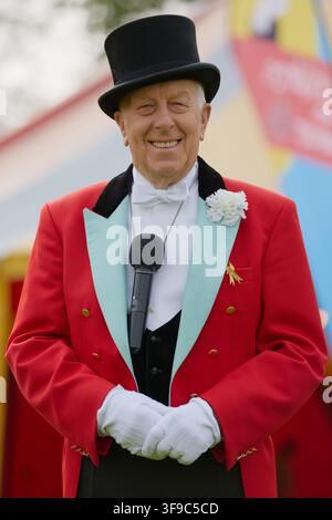 Zirkusdirektor lächelt vor dem großen Zelt des Zippos Circus auf dem Zippos Circus am Peckham Rye Common in London, 13. September 2014. Stockfoto