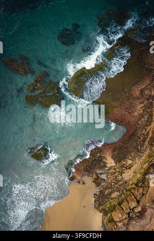 Luftbild von Windansea Beach mit türkisfarbenen Wellen, die gegen schroffe Sandsteinfelsen und einen sandigen Strand in San Diego, Kalifornien, USA schlagen Stockfoto