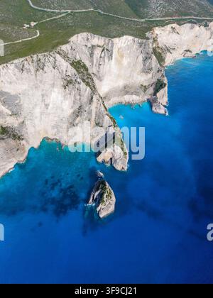Entdecken Sie die atemberaubenden Klippen und kristallklaren Gewässer von White Beach in Anafonitria, Zakynthos, Griechenland. Diese malerische Küstenszene fängt die natürliche Schönheit der Ionischen Inseln ein. Stockfoto