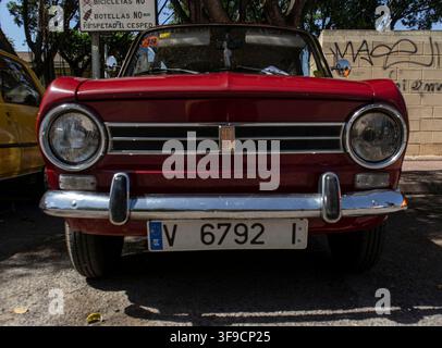 Tavernes Blanques, Spanien - 14. Juni 2026. Ein roter Seat steht auf einer Straße. Der niedrige Winkel zeigt den vorderen Kühlergrill und die Scheinwerfer. Bäume spenden etwas Sch Stockfoto