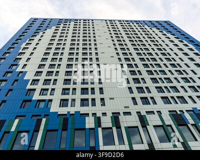 Haleco-Gebäudefassade, ein 22-stöckiger umweltfreundlicher Mixed-Use-Turm in La Commune West in Montreal, Quebec, Kanada Stockfoto