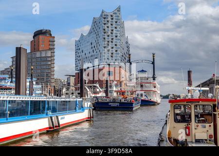 HAMBURG, DEUTSCHLAND - 22. SEPTEMBER 2025: Dies ist eine Ansicht der Elbphilharmonie vom Hafen der Stadt aus. Stockfoto