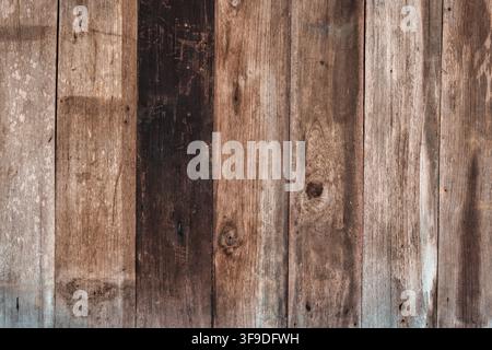 Rustikal verwitterte Holzplankenwand mit natürlicher Maserung und gealtertem Hintergrund Stockfoto