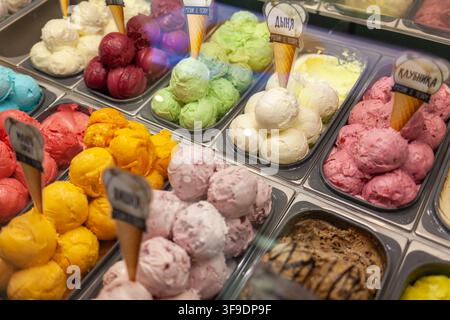 Moskau, Russland - 12. März 2022: Buntes Sortiment an Eisschöpfen, die in Schalen mit Etiketten in einer Gelatero-Ausstellung präsentiert werden Stockfoto