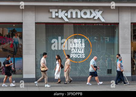 Einkäufer vor einem TK Maxx-Geschäft in der Oxford Street, London, UK Stockfoto