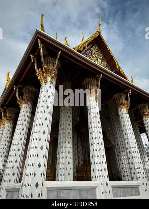 Weißer Säulentempel mit vergoldetem Dach (Bangkok, Thailand) Stockfoto