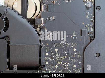 Nahaufnahme eines Computermotherboards mit komplexen Schaltkreisen und Komponenten, die elektronische Verbindungen und Hardware-Details zeigen Stockfoto