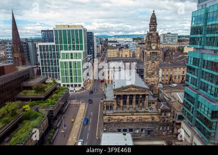 Erhöhte Ansicht über die St Vincent Street Church in Richtung Pitt Street, Glasgow, Schottland. Stockfoto