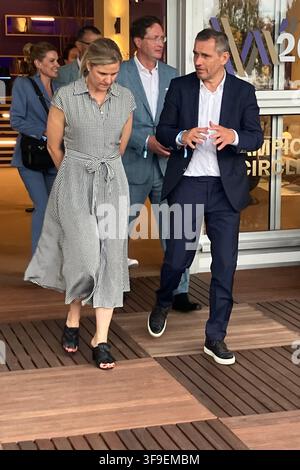 Aachen, Deutschland. 15. Aug., 2026. IOC-Präsidentin Kirsty Coventry und IOC-Mitglied Michael Mronz im Gespräch. IOC-Präsidentin Kirsty Coventry traf sich mit Vertretern des deutschen Olympia-Bewerbung am Rande der Weltreiterspiele in Aachen. Credit: Michel Rossmann/dpa/Alamy Live News Stockfoto