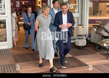 Aachen, Deutschland. 15. Aug., 2026. IOC-Präsidentin Kirsty Coventry und IOC-Mitglied Michael Mronz im Gespräch. IOC-Präsidentin Kirsty Coventry traf sich mit Vertretern des deutschen Olympia-Bewerbens am Rande der Weltreiterspiele in Aachen. Credit: Michael Rossmann/dpa/Alamy Live News Stockfoto