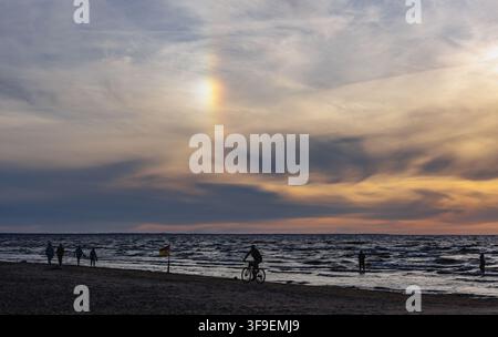 Sonnenhund und Sonnenuntergang über der Ostsee am Strand von Majori in Jurmala, Lettland Stockfoto