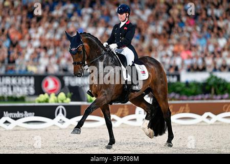 Aachen, Deutschland. 15. Aug., 2026. Pferdesport: Weltmeisterschaften, Dressur, Grand Prix Freestyle. Die britische Dressurreiterin Becky Moody reitet Jagerbomb über den Kurs. Credit: Uwe Anspach/dpa/Alamy Live News Stockfoto
