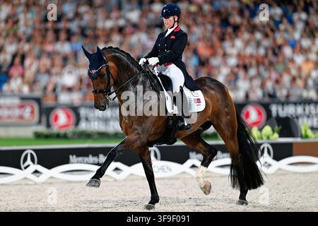 Aachen, Deutschland. 15. Aug., 2026. Reitsport: Weltmeisterschaften, Dressur, Grand Prix Freestyle. Die britische Dressurreiterin Becky Moody, auf Jagerbomb, kämpft auf der Strecke. Credit: Uwe Anspach/dpa/Alamy Live News Stockfoto