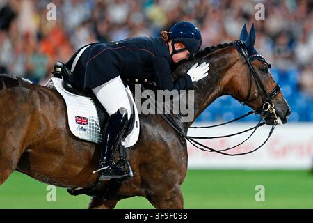 Aachen, Deutschland. 15. Aug., 2026. Pferdesport: Weltmeisterschaften, Dressur, Grand Prix Freestyle. Die britische Dressurreiterin Becky Moody feiert während des Rittes auf Jagerbomb. Credit: Uwe Anspach/dpa/Alamy Live News Stockfoto