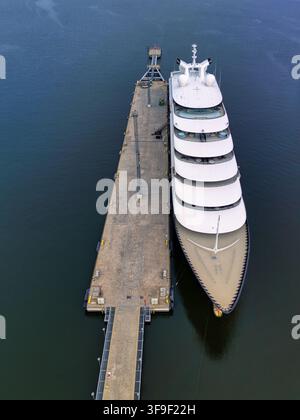 Luftaufnahme einer Luxus-Yacht, die am Pier angelegt ist Stockfoto