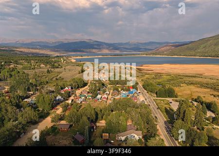 Luftaufnahme der Twin Lakes, umgeben von üppigen Wäldern, sanften Hügeln und Berggipfeln unter einem bewölkten Himmel in Twin Lakes, Colorado, Vereinigte Staaten. Stockfoto