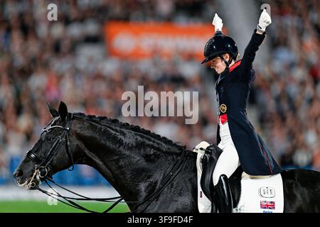 Aachen, Deutschland. 15. Aug., 2026. Pferdesport: Weltmeisterschaften, Dressur, Grand Prix Freestyle. Die britische Dressurreiterin Charlotte Fry, die Glamourdale reitet, ist begeistert. Credit: Uwe Anspach/dpa/Alamy Live News Stockfoto