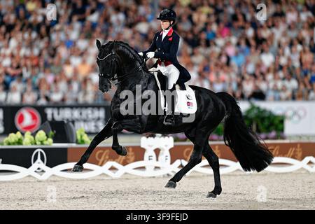 Aachen, Deutschland. 15. Aug., 2026. Pferdesport: Weltmeisterschaften, Dressur, Grand Prix Freestyle. Die britische Dressurreiterin Charlotte Fry, auf Glamourdale, kämpft auf der Bahn. Credit: Uwe Anspach/dpa/Alamy Live News Stockfoto