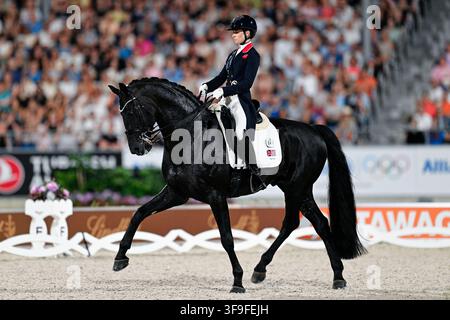 Aachen, Deutschland. 15. Aug., 2026. Pferdesport: Weltmeisterschaften, Dressur, Grand Prix Freestyle. Die britische Dressurreiterin Charlotte Fry, auf Glamourdale, kämpft auf der Bahn. Credit: Uwe Anspach/dpa/Alamy Live News Stockfoto