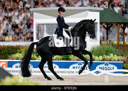 Aachen, Deutschland. 15. Aug., 2026. Pferdesport: Weltmeisterschaften, Dressur, Grand Prix Freestyle. Die britische Dressurreiterin Charlotte Fry, auf Glamourdale, kämpft auf der Bahn. Credit: Uwe Anspach/dpa/Alamy Live News Stockfoto