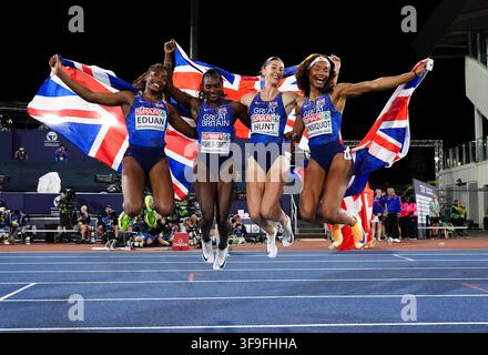 Dina Asher-Smith, Amy Hunt, Success Eduan und Imani Lansiquot aus Großbritannien feiern nach dem Frauen-4x100m-Staffelfinale am sechsten Tag der Leichtathletik-Europameisterschaft 2026 im Alexander-Stadion von Perry Barr in Birmingham. Bilddatum: Samstag, 15. August 2026. Stockfoto