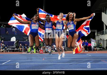 Dina Asher-Smith, Amy Hunt, Success Eduan und Imani Lansiquot aus Großbritannien feiern nach dem Frauen-4x100m-Staffelfinale am sechsten Tag der Leichtathletik-Europameisterschaft 2026 im Alexander-Stadion von Perry Barr in Birmingham. Bilddatum: Samstag, 15. August 2026. Stockfoto