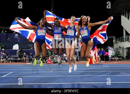 Dina Asher-Smith, Amy Hunt, Success Eduan und Imani Lansiquot aus Großbritannien feiern nach dem Frauen-4x100m-Staffelfinale am sechsten Tag der Leichtathletik-Europameisterschaft 2026 im Alexander-Stadion von Perry Barr in Birmingham. Bilddatum: Samstag, 15. August 2026. Stockfoto